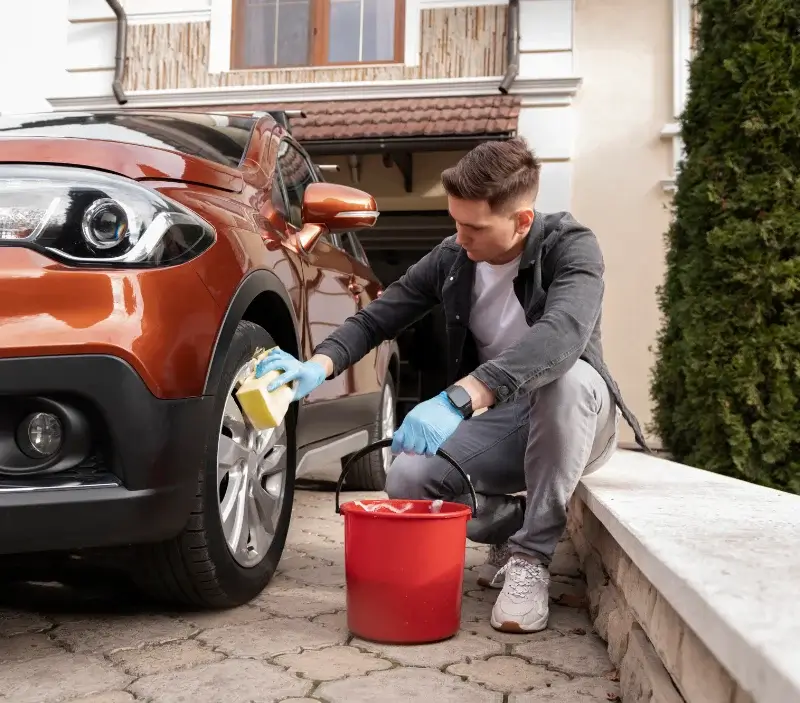 Lavage auto à domicile Gouvernes : professionnel intervenant sur un véhicule